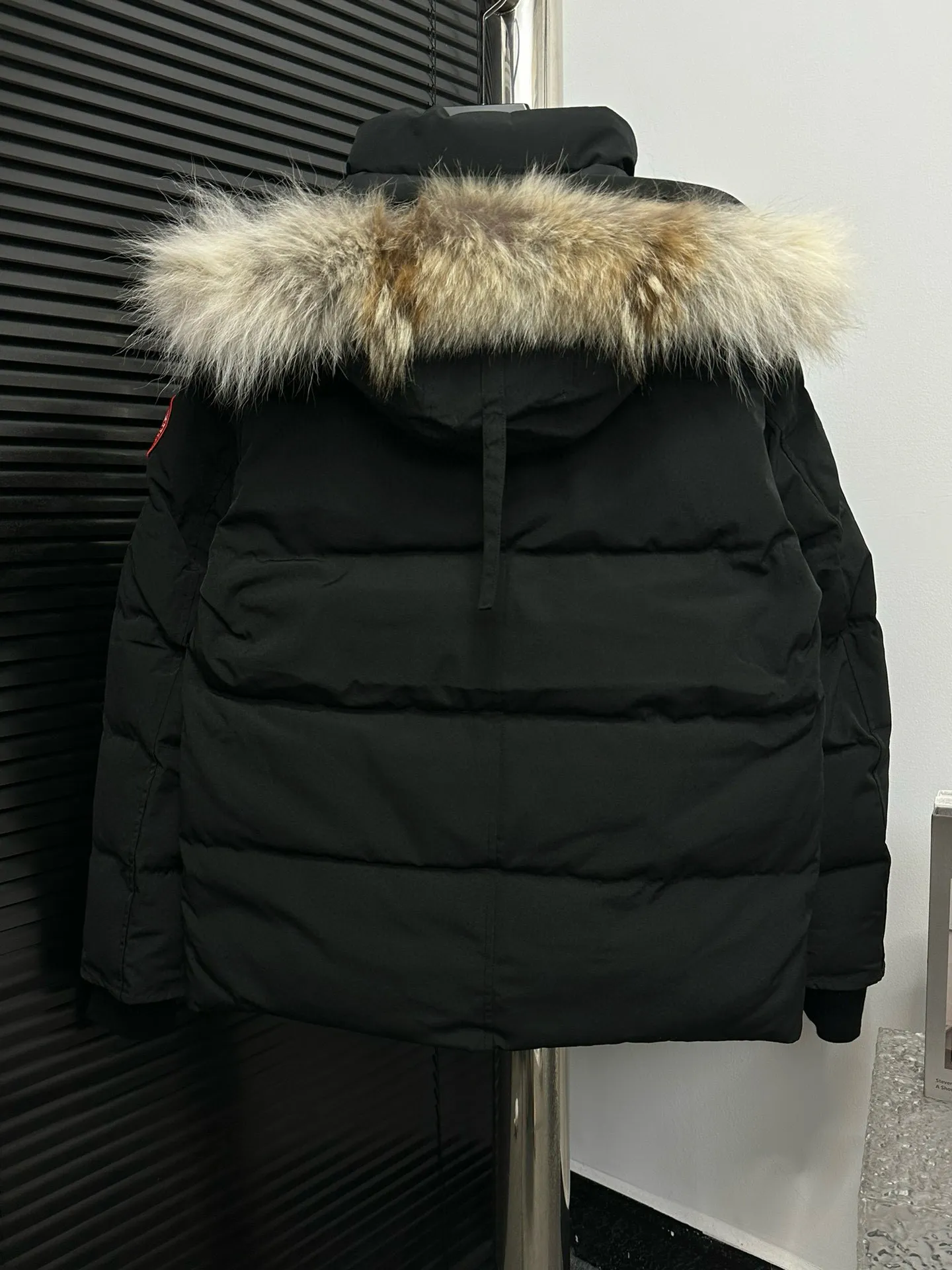 P780 [canada goose wyndham] 29 parka down jackets. The fabric is as soft and hard as the original. It can be restored by kneading at will (fabric misunderstanding: fabrics with high hardness are not waterproof. Only those who buy the latest authentic version this year will notice the softness and comfort of the fabric). The down is synchronized with the authentic white duck down. It is fluffy and not clumps. The electronically controlled down filling machine is filled with down. The zipper is customized with authentic ykk military grade copper core zipper puller. The high-hardness, non-stuck fur collar is made from original and custom-made western Canadian coyote skin. All workmanship and wiring are controlled by workers with more than ten years of service. They must be horizontal and vertical, and no crookedness is allowed. The wiring density inside is more sophisticated. Fighters in the world 29 battle all kinds of world products. Size: XS-XXL
